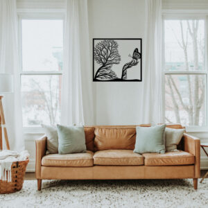 CUADRO MUJER SUJETANDO MARIPOSA