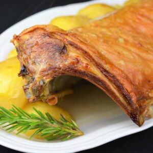 carre lechal cocinado a baja temperatura listo para calentar.