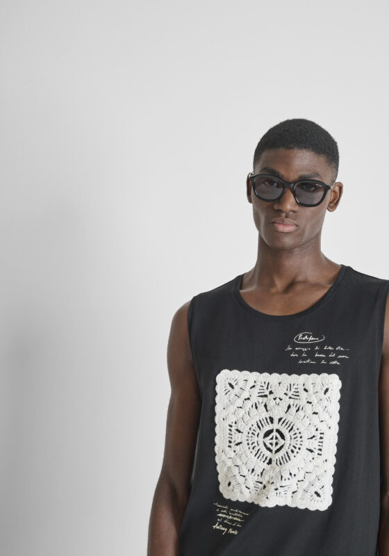 Camiseta Antony Morato Beach Collection crochet bordado negra REF 164001 - Imagen 4