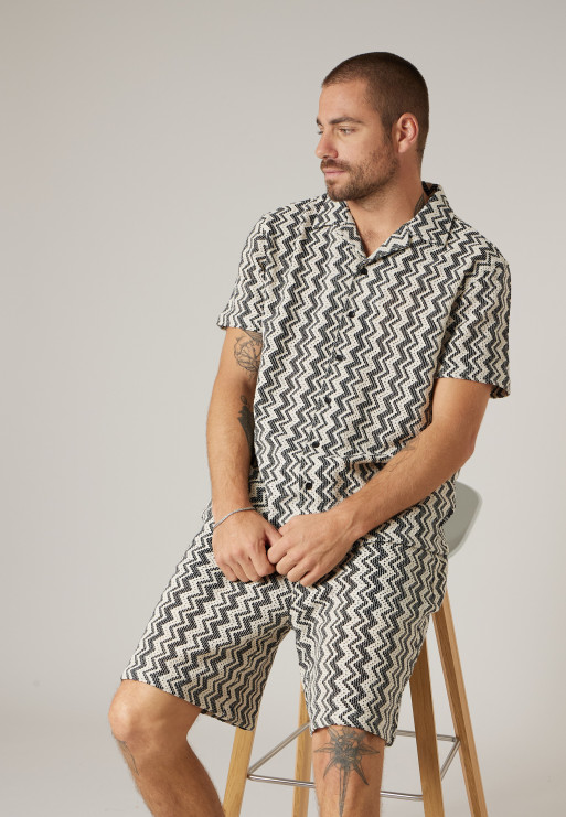Camisa masculina de manga corta con patrón gráfico en zigzag ref180401 - Imagen 3