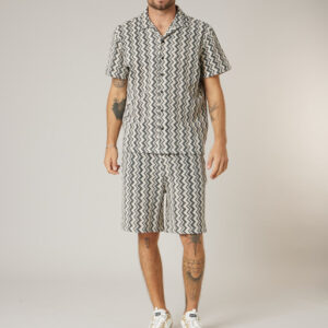 Camisa masculina de manga corta con patrón gráfico en zigzag ref180401