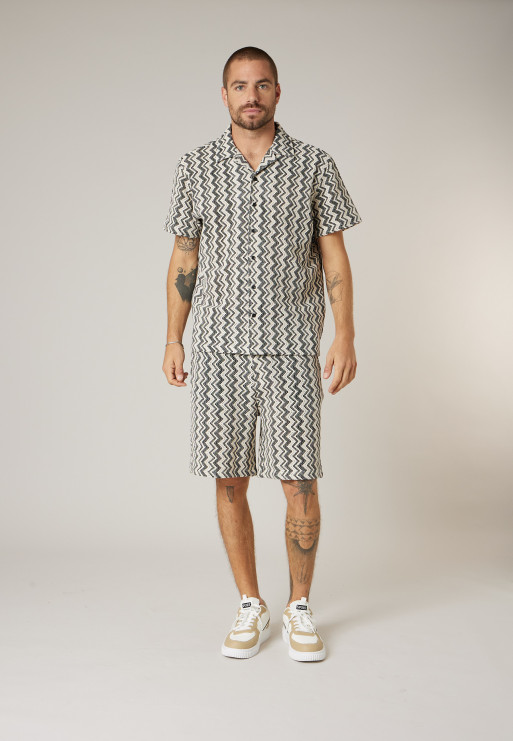 Camisa masculina de manga corta con patrón gráfico en zigzag ref180401